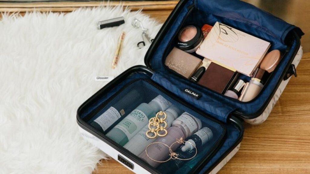 Amazing Travel Makeup Bag to Make Your Trip Better